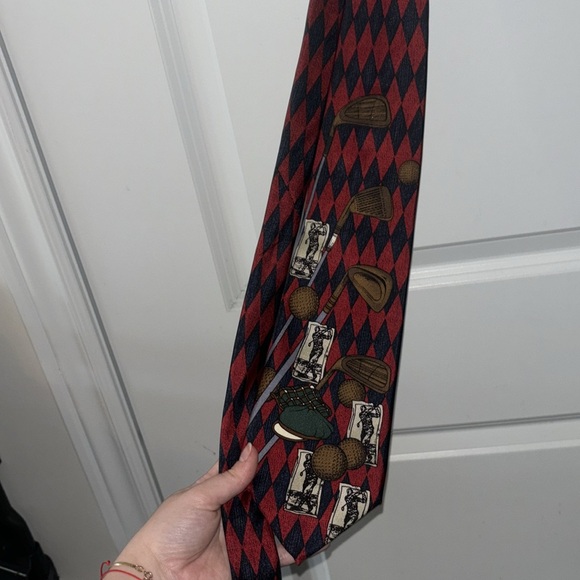 3/10$🌹🌹🌹GANT Pure Silk Men’s Tie Diamonds Golf Club Design Red Navy Blue - Picture 2 of 6
